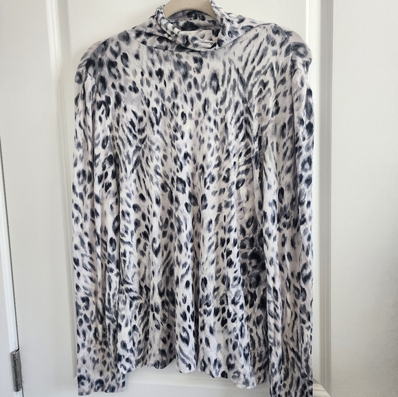 5/$25 Ann Taylor Leopard Print Turtleneck top - Picture 2 of 4